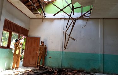 Kondisi ruang kelas SD Negeri Sumuragung 1, di Desa Sumuragung, Kecamatan Baureno, Kabuoaten Bojonegoro, Jawa timur, runtuh lantaran sudah lapuk dan dimakan rayap.