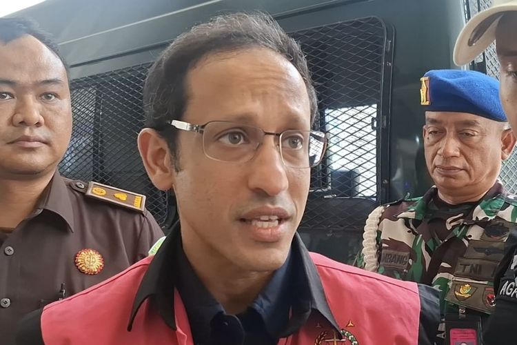 Eks Menteri Pendidikan, Kebudayaan, Riset, dan Teknologi (Mendikbudristek) Nadiem Anwar Makarim saat akan menjalani pemeriksaan di Gedung Bundar Kejagung, Selasa (14/10/2025).