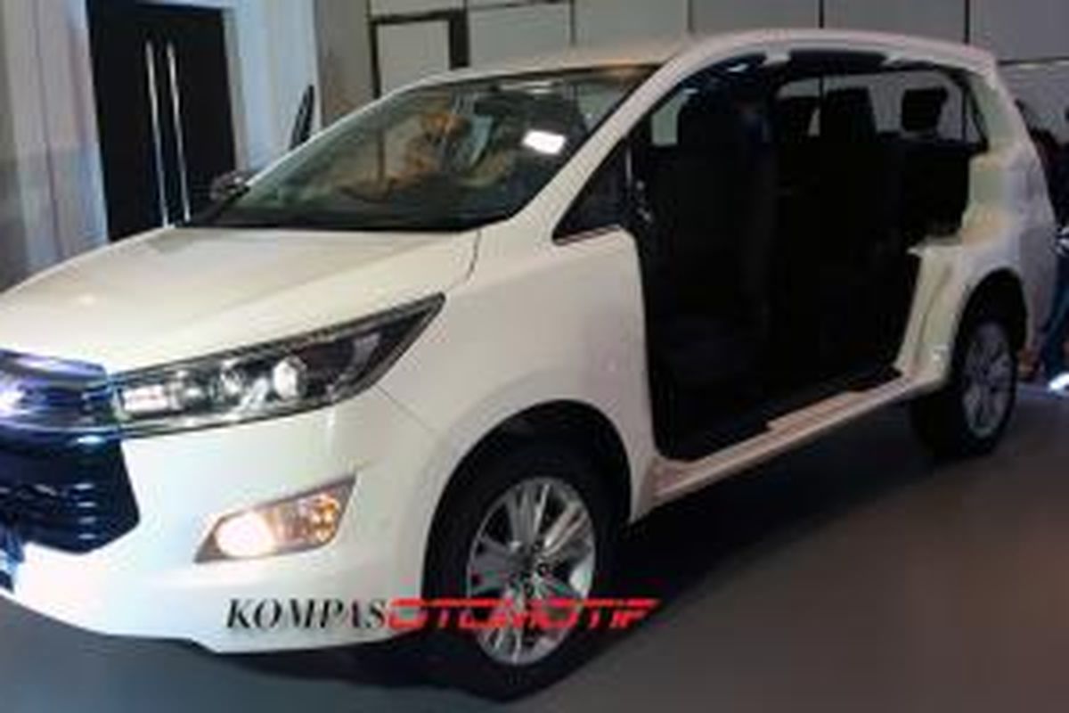 Model pamer Toyota All-New Kijang Innova.