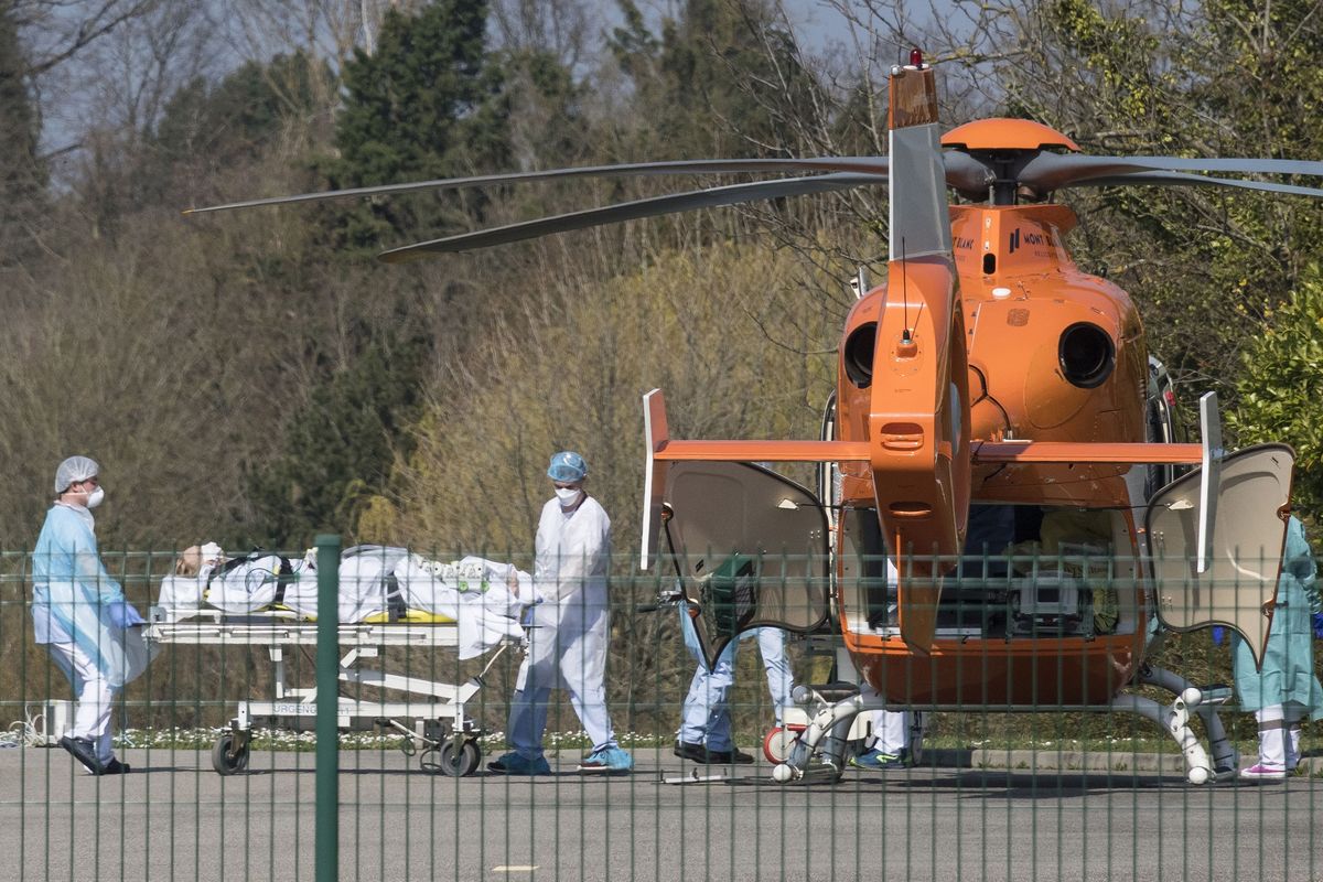 Staf medis mendorong pasien di brankar menuju helikopter di Rumah Sakit Emile Muller Mulhouse, timur Perancis, untuk dievakuasi ke fasilitas medis lain pada 19 Maret 2020 di tengah penyebaran virus corona.