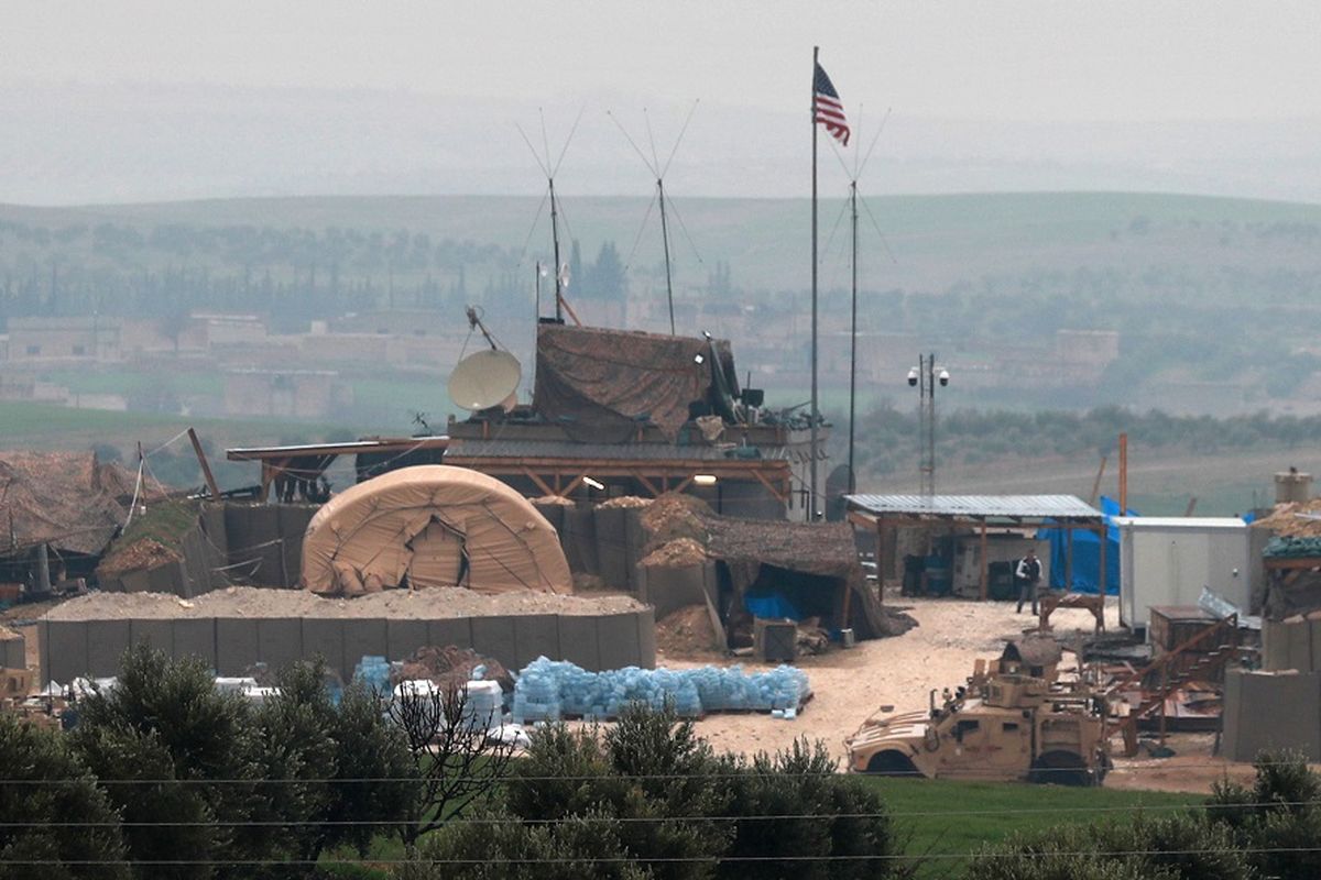 Kendaraan militer Amerika Serikat berjajar di depan fasilitas mereka di kota Manbij, Suriah, yang berbatasan dengan Turki.