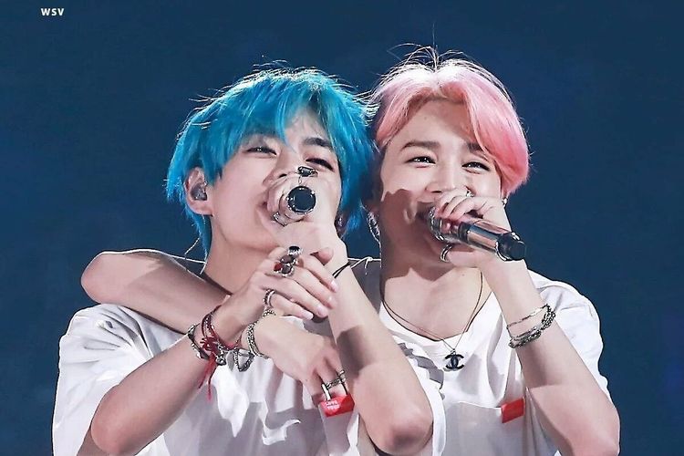 V (kiri) dan Jimin ketika tampil di konser Love Yourself BTS.