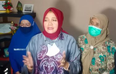 Orangtua Santriwati Korban Perkosaan Guru Pesantren Menangis Saat ...
