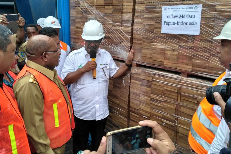 Gubernur Papua Lukas Enembe dan Ketua Iswa Papua Daniel Gerden saat melepas kayu olahan merbau yang akan diekspor di Pelabuhan Laut Jayapura, Senin (10/4/2017)