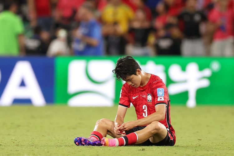 Bek Korea Selatan bernomor punggung 3, Lee Gi-hyuk, terduduk lesu setelah timnya tersingkir dari Piala Dunia 2026 akibat kalah melawan Afrika Selatan di Monterrey Stadium, Guadalupe, Meksiko, 24 Juni 2026.