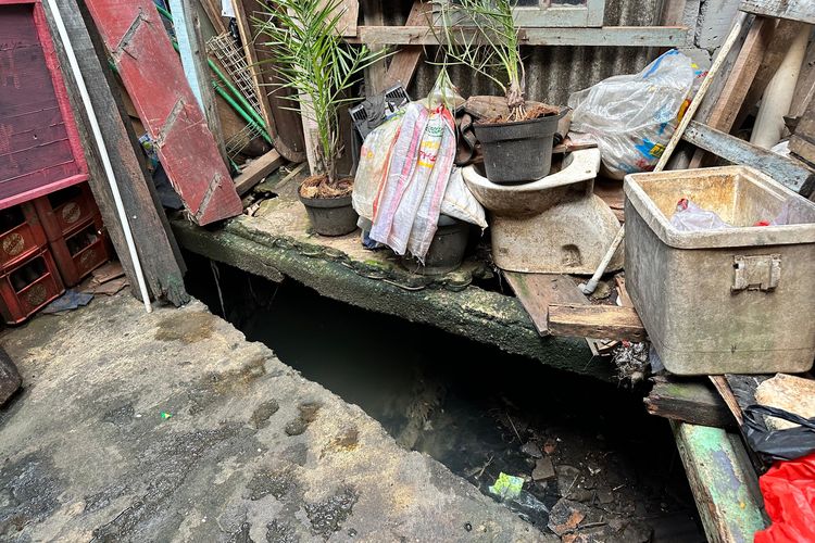 Bilik WC umum yang digunakan warga Gang Kelinci untuk BAB di kali