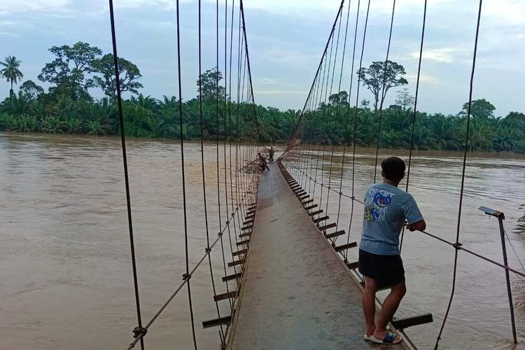 Salah satu jembatan gantung di Muratara putus akibat diterjang banjir bandang.
