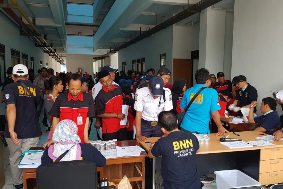 6 orang penghuni rusun Jatinegara Kaum diamankan BNNP DKI karena positif gunakan narkoba, Jumat (19/10/2018)