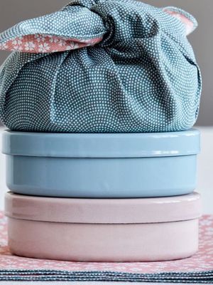 Marie Kondo biasa membawakan bekal untuk anak-anaknya menggunakan kotak bento yang dibungkus kain furoshiki. 