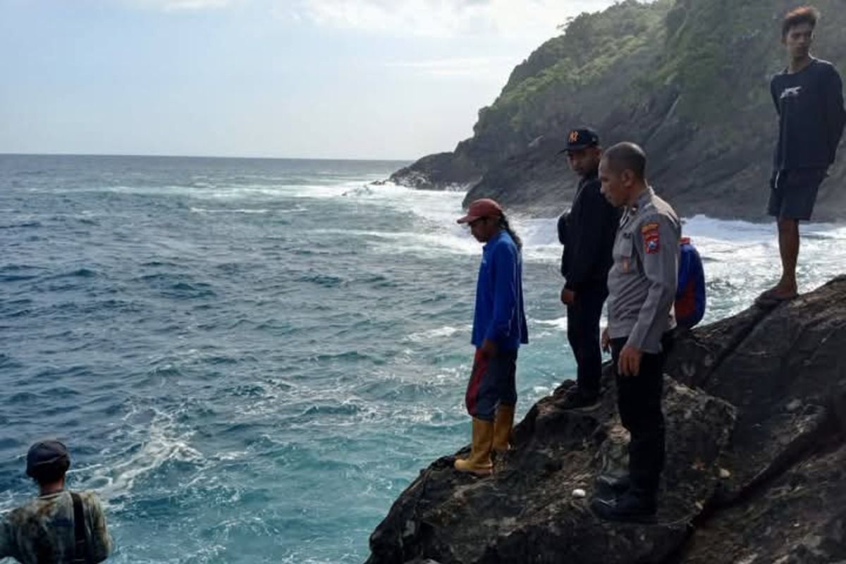 Petugas gabungan melakukan pencarian korban pemancing tersapu ombak, di tebing Gunung Gelang perairan pantai Damas Desa Karanggandu Kecamatan Watulimo Trenggalek Jawa Timur, Kamis (06/02/2025).