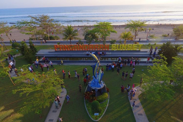 Foto udara kawasan Pantai Pangandaran. Lokasi wisata ini jadi salah satu rencana pengembangan wisata Meeting, Incentive, Convention dan Exhibition (MICE).