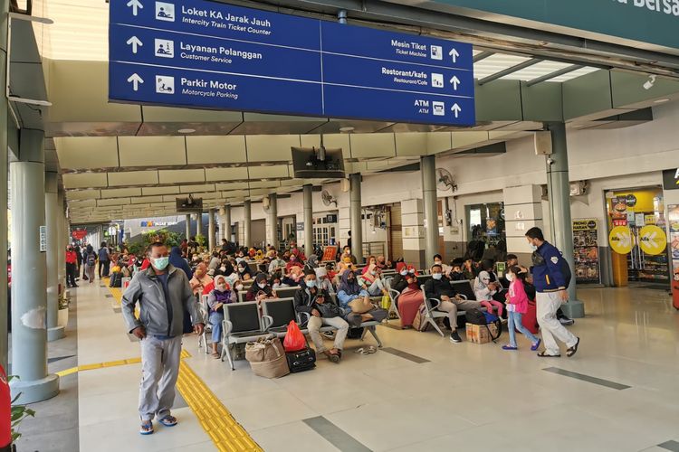 Kondisi Stasiun Pasar Senen menjelang masa libur dan Iduladha 2022.