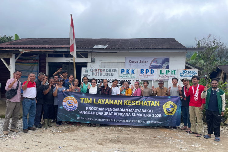 Tim Layanan Kesehatan Universitas Kristen Krida Wacana (UKRIDA) bersama pemerintah desa dan warga setempat dalam Program Pengabdian kepada Masyarakat Tanggap Darurat Bencana Kemendikti Saintek di wilayah terdampak banjir dan tanah longsor di Sumatera Utara.