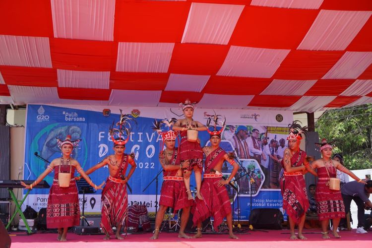 Foto : Semarak tarian adat meramaikan pembukaan Festival Dugong, di Kabupaten Alor, NTT, pada Rabu (18/5/2022).