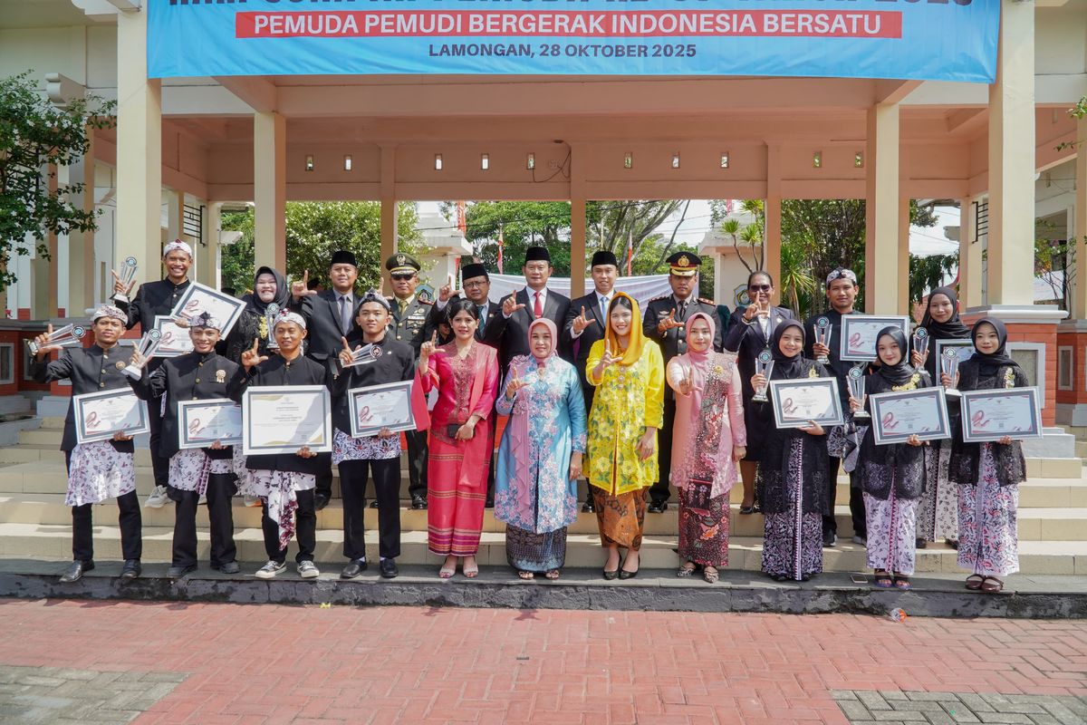 Bupati Lamongan Yuhronur Efendi dalam upacara peringatan Hari Sumpah Pemuda ke-97 yang digelar di Alun-alun Kabupaten Lamongan, Selasa (28/10/2025).