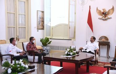 Presiden Joko Widodo saat menerima Menteri Pemuda dan Olahraga (Menpora) Zainudin Amali dan Ketua Umum Persatuan Sepak Bola Seluruh Indonesia (PSSI) Mochamad Iriawan, Istana Merdeka, Jakarta, Rabu (3/8/2022).