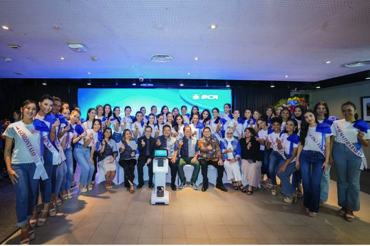 Presiden Direktur BCA Jahja Setiaatmadja (keempat kanan dari kanan), bersama Direktur BCA Antonius Widodo (keempat dari kiri), bersama jajaran direksi BCA, PT Mustika Ratu Tbk dan 42 finalis puteri Indonesia (6/3/2024). 