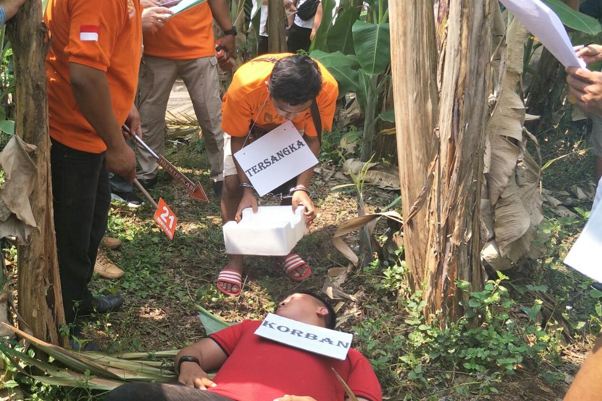 Prarekonstruksi kasus pembunuhan karyawan pemotong ayam d Kebon Pisang, Jalan Bango, RT 003, RW 003, Kelurahan Grogol, Kecamatan Limo, Depok, Senin (2/9/2019).
