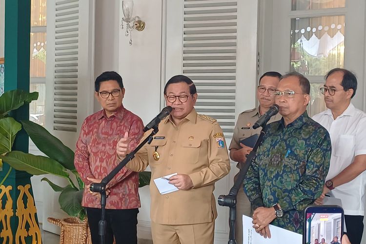Pramono Anung Doakan Persija Kalahkan Persib dalam Semifinal Piala Presiden di Bali