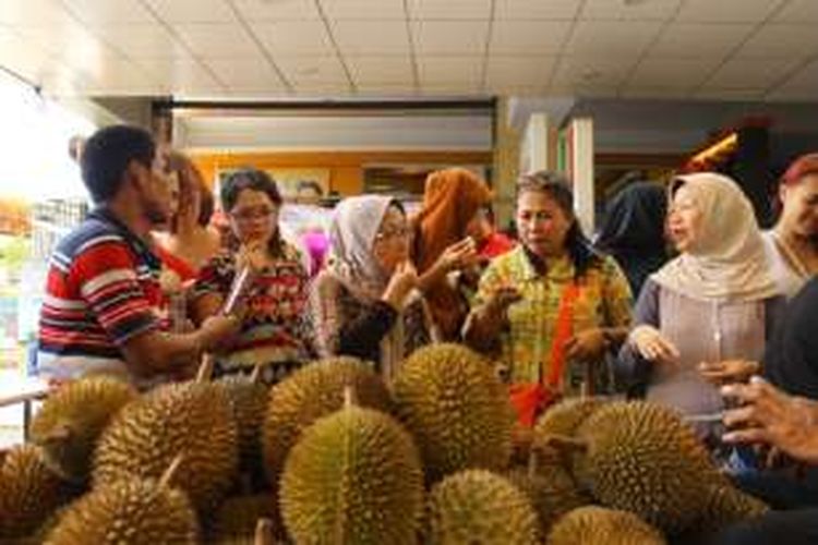 Mencicipi durian khas Pandeglang, Banten, saat Duren Fair 2016 di selasar A blok M square.