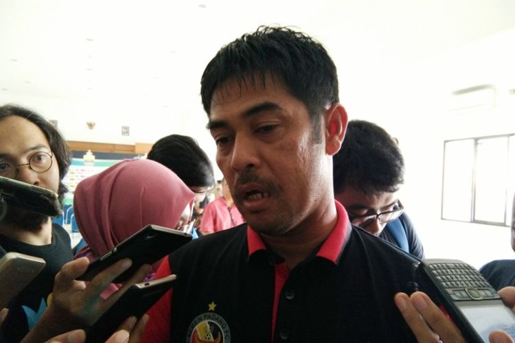 Pelatih Semen Padang, Nil Maizar, seusai menghadiri sesi jumpa pers jelang laga kontra Persib di Graha Persib, Jalan Sulanjana, Jumat (8/9/2017).