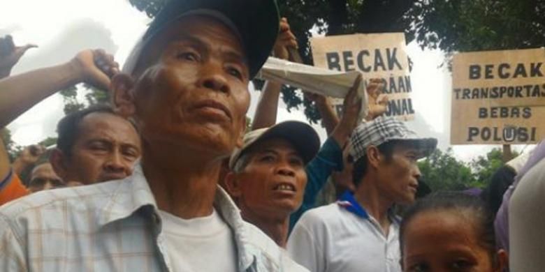 Edi, salah satu tukang becak yang berunjuk rasa di depan Gedung Balai Kota Jakarta, Kamis (28/1/2016). Edi dan kawan-kawannya menolak tindakan Satpol PP mengangkut becak-becak mereka. 