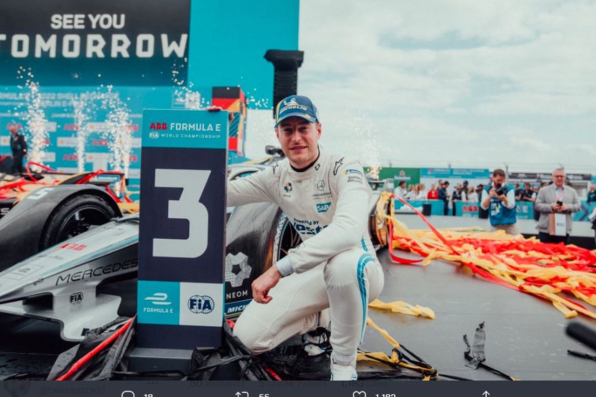 Pebalap Formula E dari tim Mercedes-EQ Formula E Team, Stoffel Vandoorne, usai finis ketiga pada balapan Formula E di Berlin, Jerman, pada 15 Mei 2022, (Sumber foto: Tangkapan layar Twitter/@svandoorne)