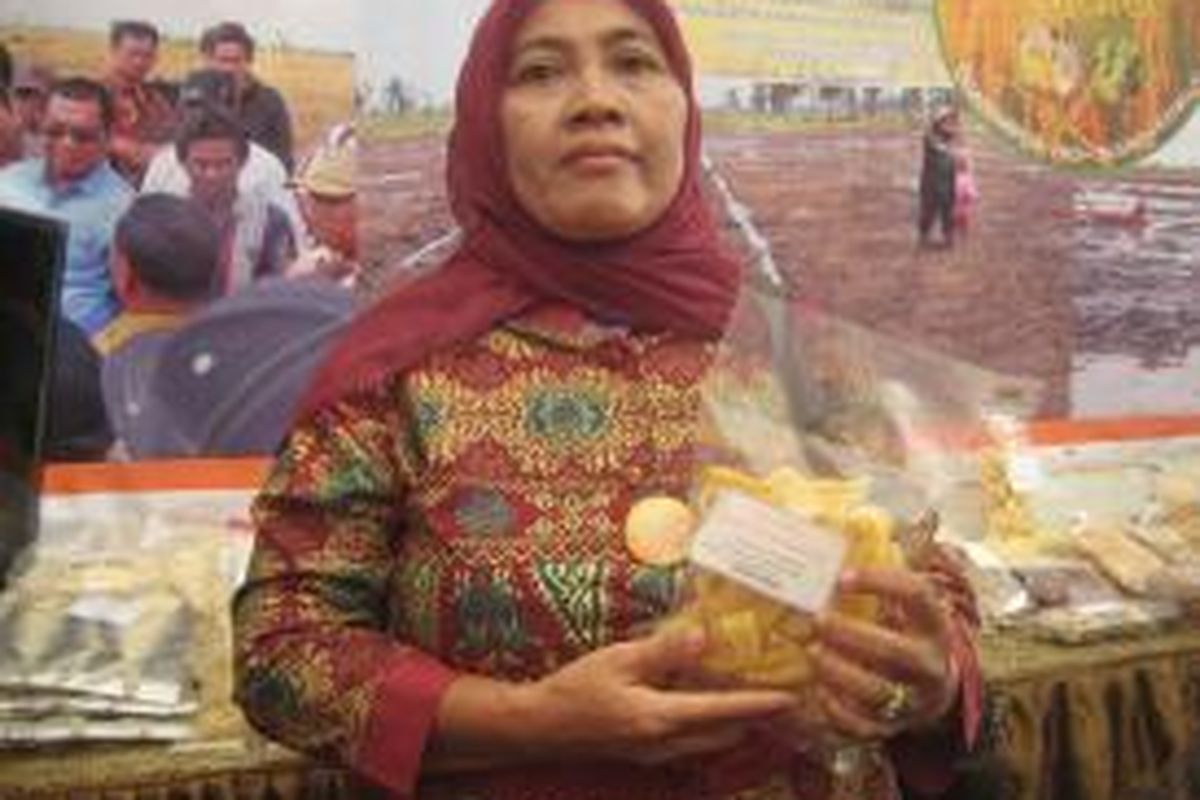 Mujiati mengunggulkan produk keripik pisang saat pergelaran Pameran Potensi Desa 2015 di Pangkalan Balai, Kabupaten Banyuasin, Provinsi Sumatera Selatan pada Kamis (27/8/2015) sampai dengan Minggu (30/8/2015). Sejauh ini, pasokan bahan baku yakni buah pisang masih melimpah di Banyuasin.  