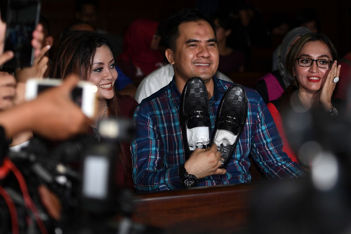 Terdakwa kasus suap panitera Pengadilan Negeri Jakarta Utara, Saipul Jamil (tengah) bersiap menjalani sidang vonis di Pengadilan Tindak Pidana Korupsi (Tipikor), Jakarta Pusat, Senin (31/7/2017). Majelis Hakim memvonis penyanyi dangdut tersebut dengan hukuman tiga tahun penjara serta denda Rp100 juta subsider tiga bulan kurungan. 