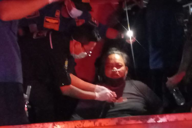 Saat petugas Dinas Kesehatan Kota Tangerang telah memasang selang oksigen ke hidup Cipto Raharjo (45), pria obesitas berbobot 200 kg di Tangerang.