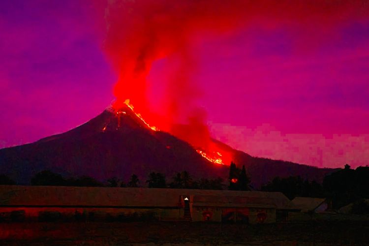 Hari Ini, Gunung Lewotobi 3 Kali Muntahkan Awan Panas Sejauh 2,5 Km