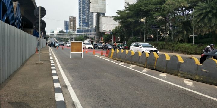 Lalu lintas di sekitar Gerbang Tol Slipi 1 lancar saat dilakukan simulasi penutupan gerbang tol,  Rabu (1/8/2018).