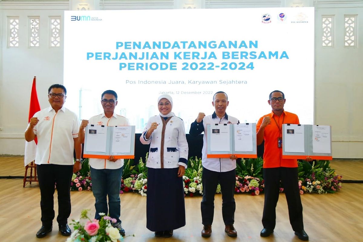 Menteri Ketenagakerjaan Ida Fauziyah menyaksikan langsung penandatanganan antara Manajemen PT Pos Indonesia (Persero) dengan Serikat Pekerja Pos Indonesia, di Jakarta, Senin (12/12/2022).