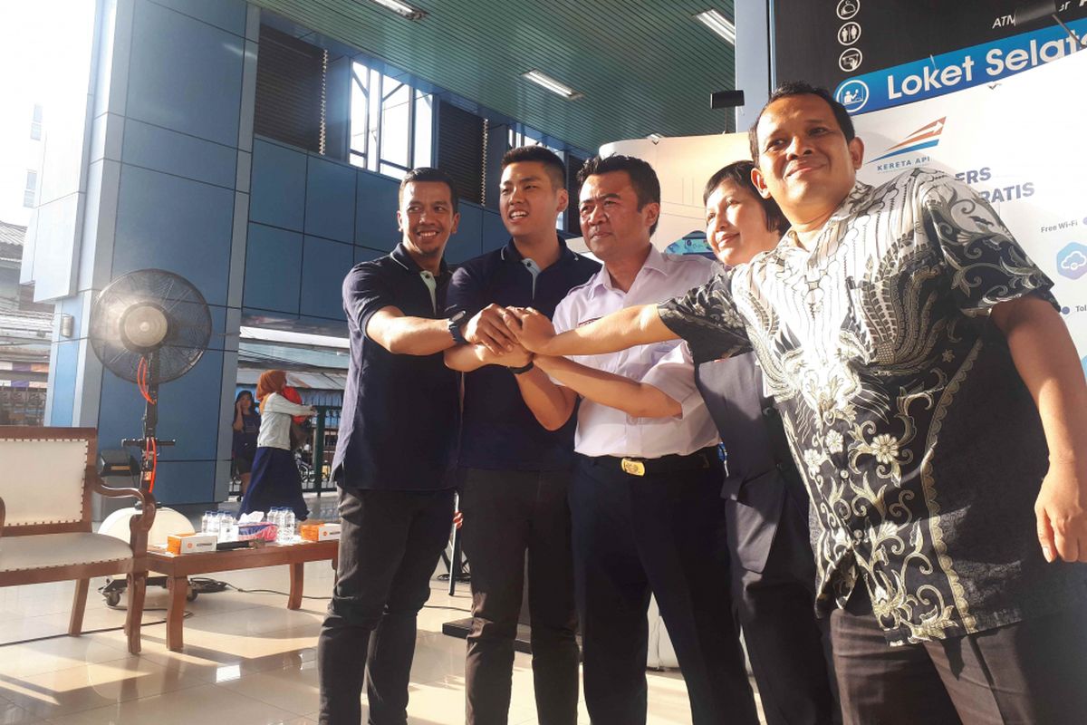 Direktur Operasional MacroAd Rudi Chandra (paling kiri) dan Executive Vice Presiden KAI Daop 1 Jakarta Dadan Rusdiansyah (tengah) saat menghadiri peluncuran Wifi gratis di Stasiun Juanda, Rabu (27/2/2019).