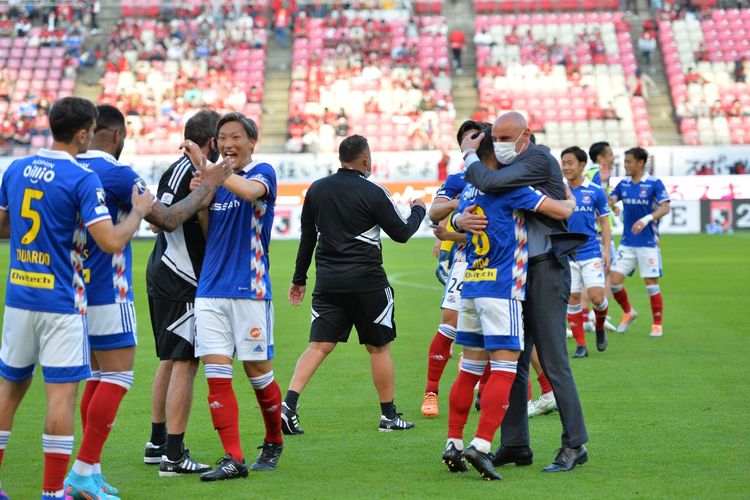 Para pemain dan pelatih Yokohama F Marinos saat merayakan salah satu kemenangan pada J1 League, kasta tertinggi Liga Jepang, musim 2022.