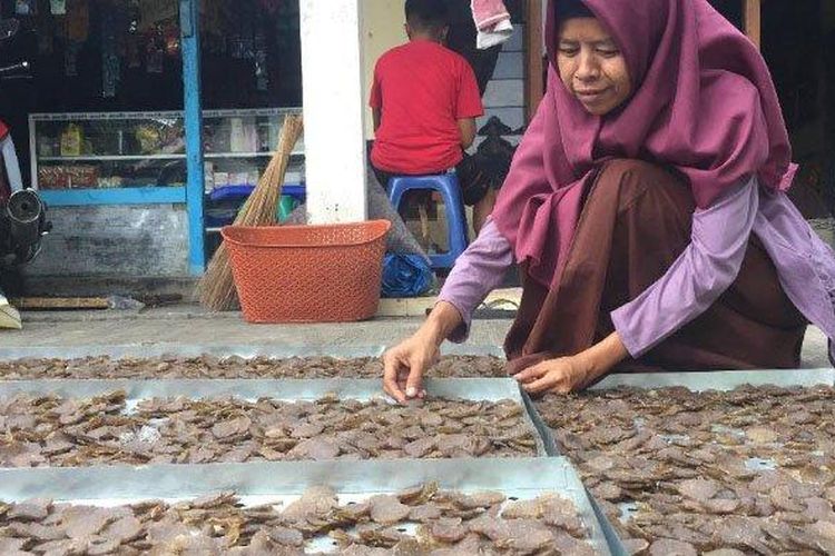 Toyibatur Rochmah (39) sudah empat tahun punya bisnis beragam olahan pisang di rumahnya di Desa Kalibendo, Kecamatan Pasirian, Lumajang.