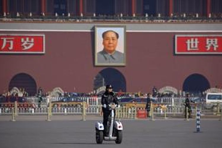 Foto Mao Zedong terpampang seakan mengawasi warga China yang berada di Lapangan Tiananmen.