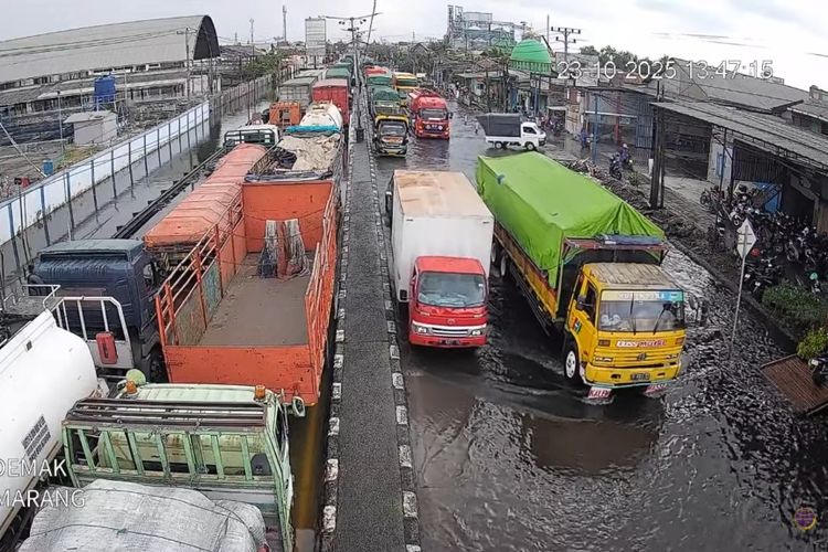 Banjir masih merendam ruas Jalan Pantura, khususnya Jalan Kaligawe, Kota Semarang, Jawa Tengah, hingga Kamis (23/10/2025). 