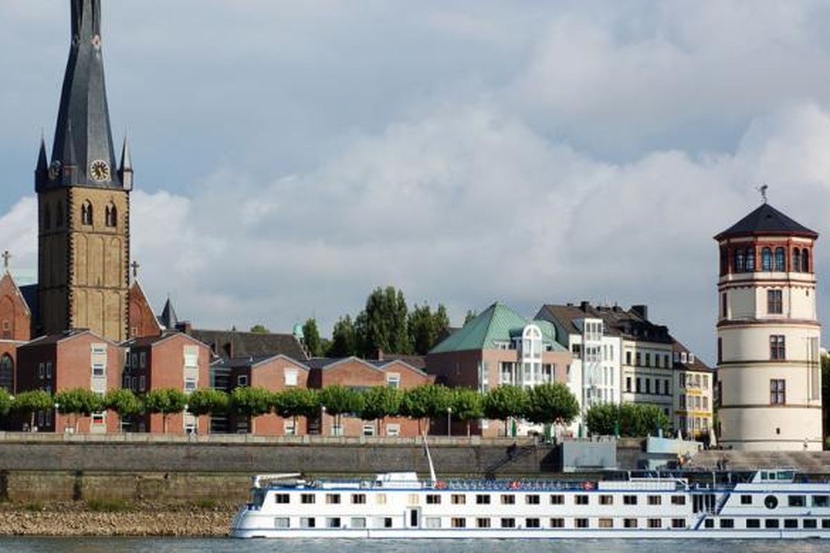 Sungai Rhine di Dusseldorf, Jerman.