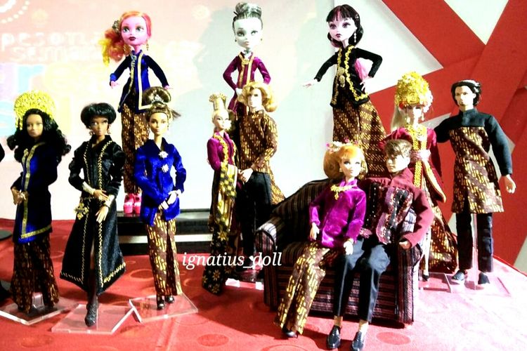 Boneka yang didandani kebaya kartini