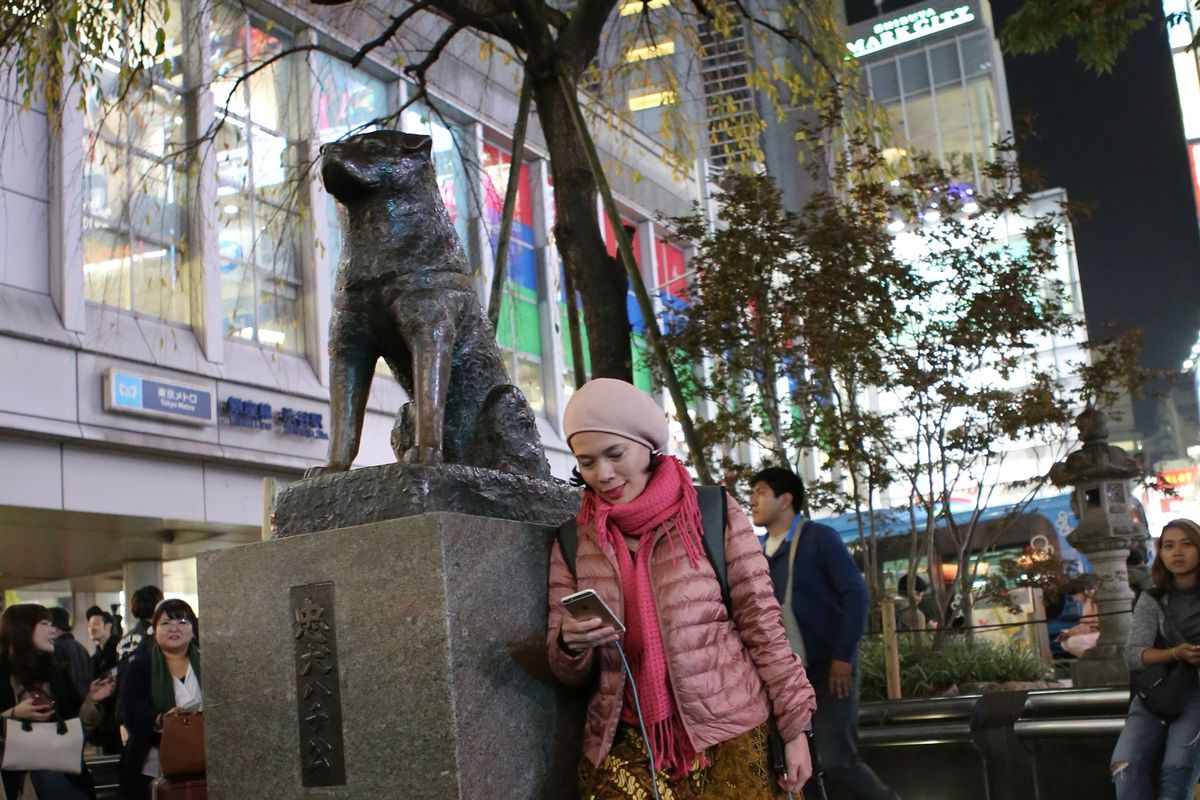 Patung perunggu Hachiko di Stasiun Shibuya, Tokyo, menjadi destinasi wisata yang menarik banyak pelancong.