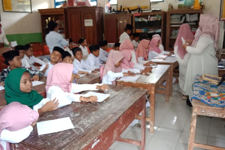 Siswa SDN Bunten Barat 3 belajar berdempetan di ruang guru saat Hari Santri, Rabu (22/10/2025).