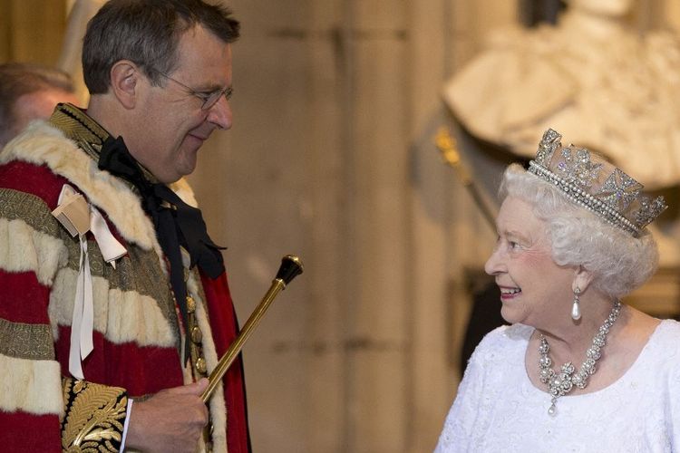 Ratu Elizabeth II (kanan) tersenyum kepada Duke of Norfolk, Edward Fitzalan-Howard (kiri) saat meninggalkan Istana Westminster di London pada 4 Juni 2014.