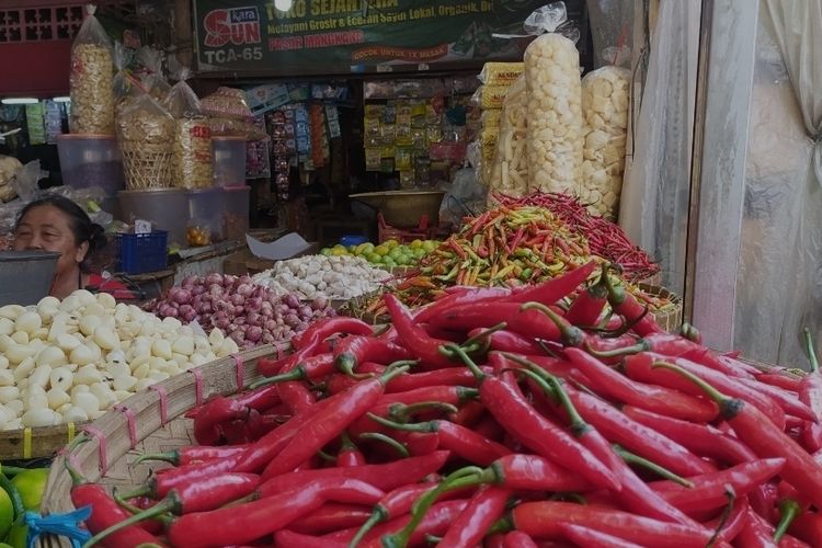 Pedagang cabai di Pasar Karangayu Semarang. Senin (12/9/2022)