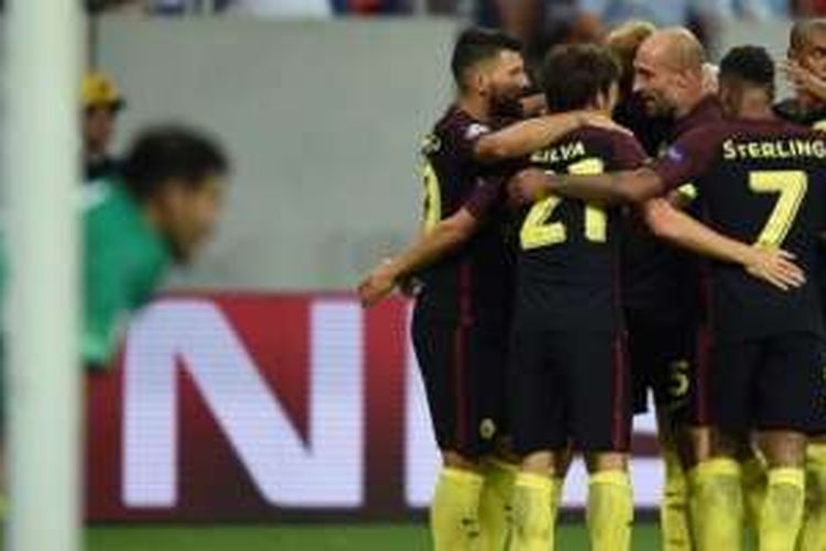 Para pemain Manchester City (kanan) merayakan gol yang dicetak ke gawang Steaua Bucuresti dalam laga leg pertama play-off Liga Champions di Arena Nationala, Bucharest, 16 Agustus 2016.