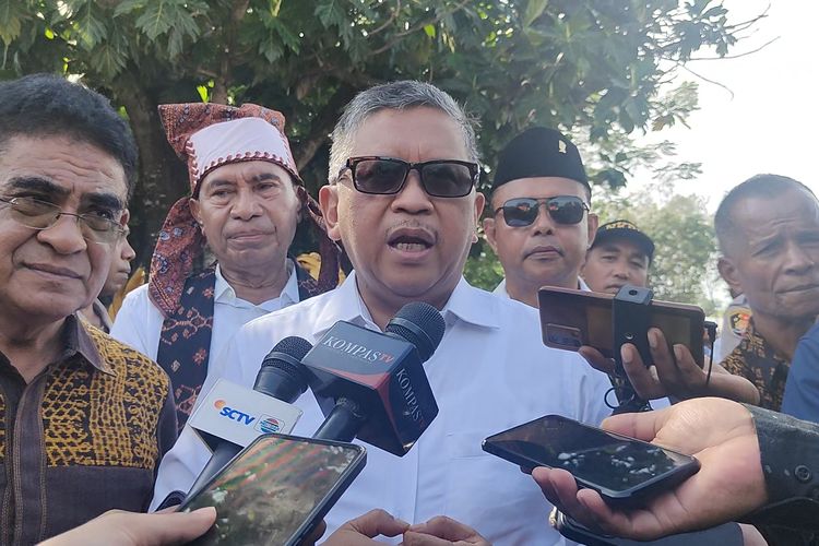 Sekretaris Jenderal PDI-P Hasto Kristiyanto (tengah) ditemui di Taman Perenungan Bung Karno, Ende, NTT, Sabtu (1/6/2024).