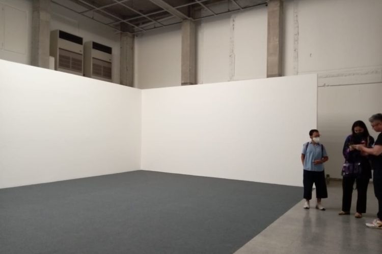 Sebuah ruang kosong dalam karya bertajuk (Free) Trade (2022) oleh Heman Chong di galeri seni ROH Projects