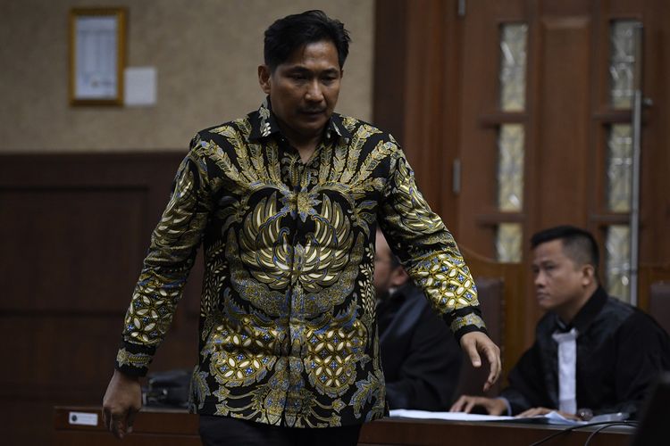 Terdakwa kasus dugaan suap dan gratifikasi Bowo Sidik Pangarso mengikuti sidang pembacaan dakwaan di Pengadilan Tipikor, Jakarta, Rabu (14/8/2019). Anggota DPR Fraksi Golkar tersebut didakwa atas dugaan menerima suap sebanyak Rp2,6 miliar berkaitan dengan PT Humpuss Transportasi Kimia (HTK) untuk membantu mendapatkan kerja sama pekerjaan pengangkutan atau sewa kapal dengan PT Pupuk Indonesia Logistik (PT Pilog). ANTARA FOTO/Puspa Perwitasari/foc.