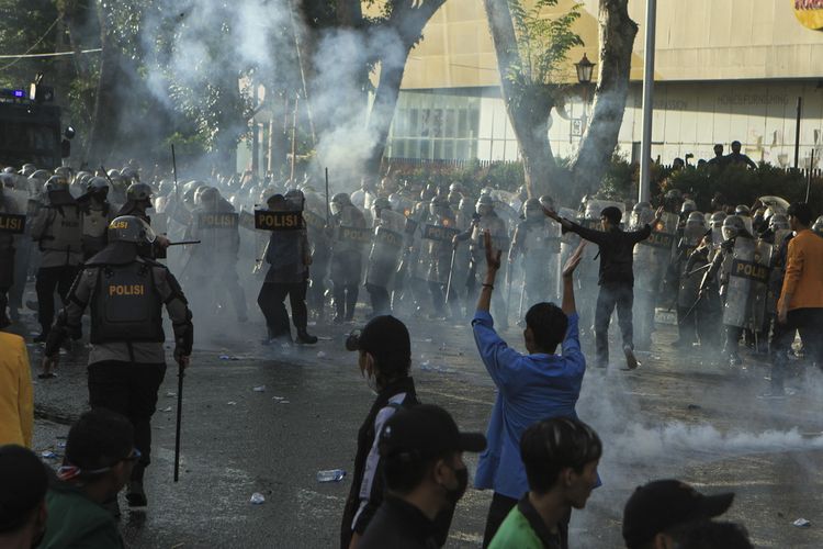 Aksi demo penolakan kenaikan BBM oleh massa gabungan dari buruh dan mahasiswa yang berlangsung di depan gedung DPRD Provinsi Sumatera Selatan berakhir ricuh. Seluruh massa pun dibubarkan secara paksa dengan tembakan gas air mata dan water canon, Kamis (8/9/2022).