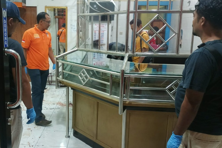 Polisi melakukan olah TKP percobaan perampokan toko emas di Dukuh Tegalsari RT 001, RW 001, Desa Kaligentong, Kecamatan Gladagsari, pada Kamis (28/9/2023).